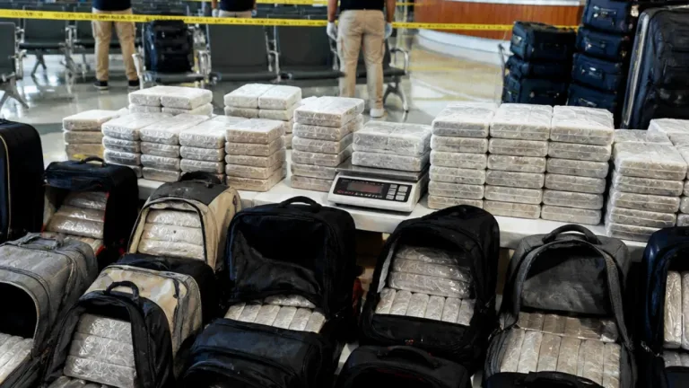 En Tijuana aseguran 165 kg de cocaína y detienen a 11 personas en el aeropuerto