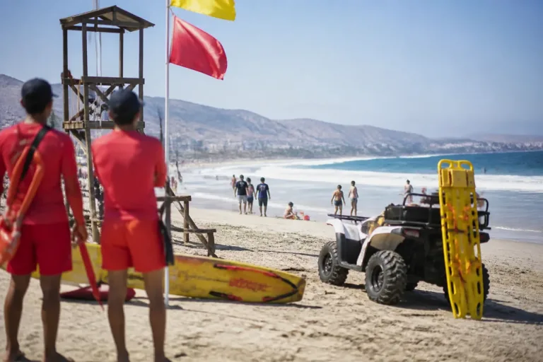 Ensenada refuerza vigilancia en playas y despliega salvavidas durante vacaciones