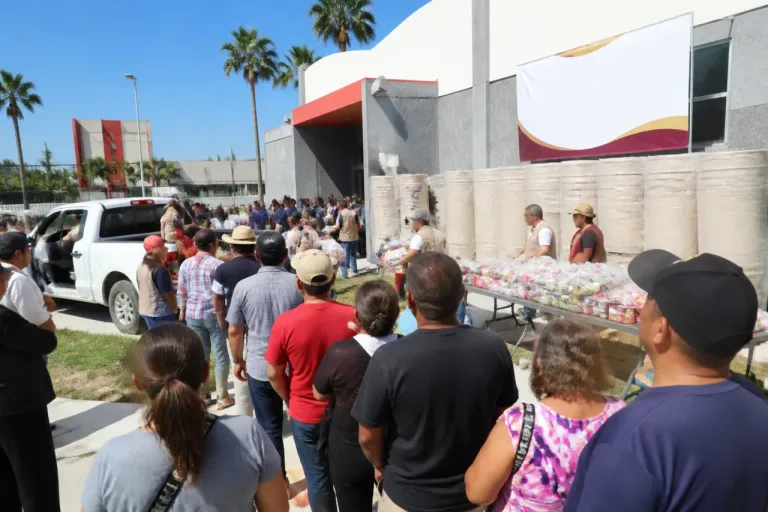Entregan 100 tinacos y paquetes alimentarios en Nuevo Laredo dentro de programas estatales