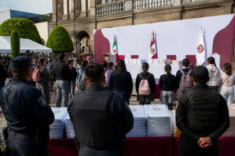 Entregan más de 2 mil becas a hijas e hijos de policías en 90 municipios del Edomex