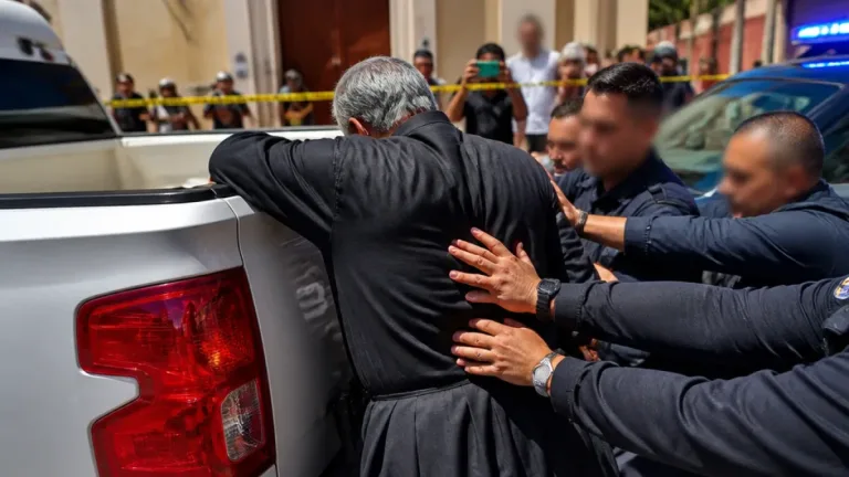 Exhortan a esclarecer presunta agresión policial a sacerdote; alerta para La Paz