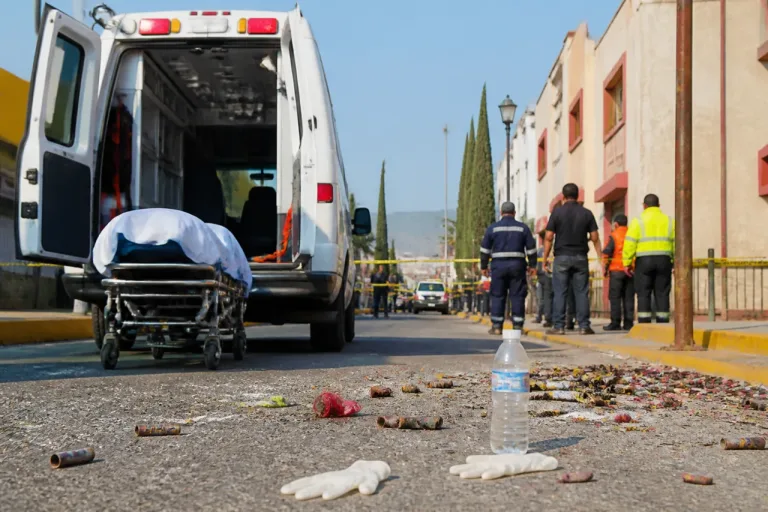 Explosión de cohete en Xoxocotlán deja un joven muerto durante traslado al Hospital Civil