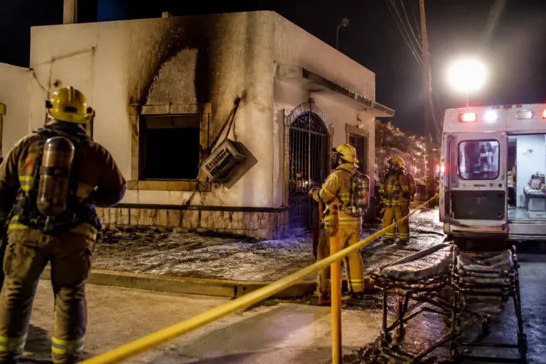 Explosión en vivienda de San José del Cabo vinculada a corto circuito en aire acondicionado