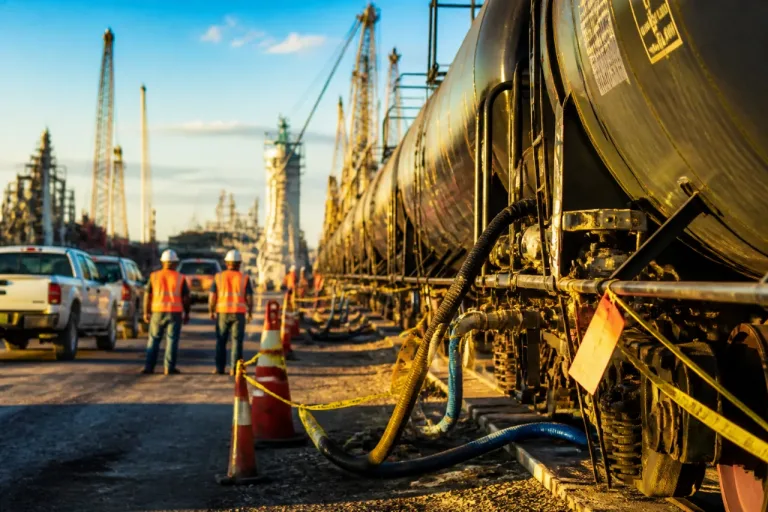 FGR desarticula red que introdujo combustible ilegal por ferrocarril; aseguran 18.6 millones de litros