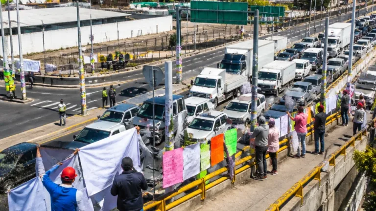 Habitantes de Nezahualcóyotl anuncian posible cierre de la Peñón‑Texcoco por falta de escrituración