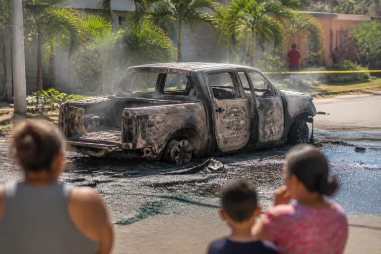 Incendio de camioneta en Lázaro Cárdenas alarma a vecinos de Cárdenas