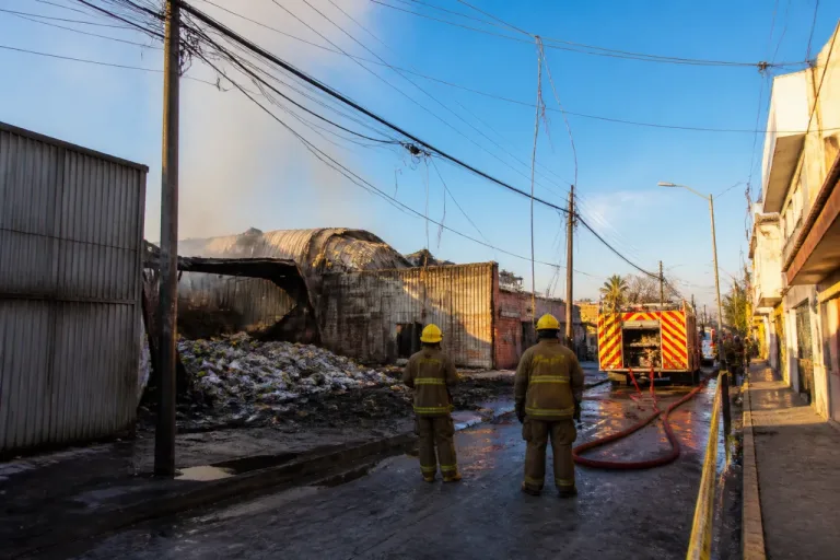 Incendio en recicladora deja sin luz a colonias del oriente de San Juan del Río