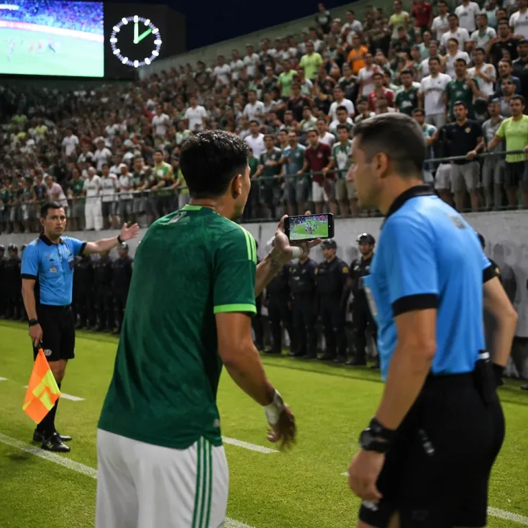 Jugador mostró un celular al árbitro y provocó 23 minutos de controversia en la Primera Nacional