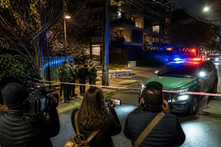 Valenzuela acusa a Carabineros de abuso tras impedir a periodistas acercarse a un domicilio en Las Condes