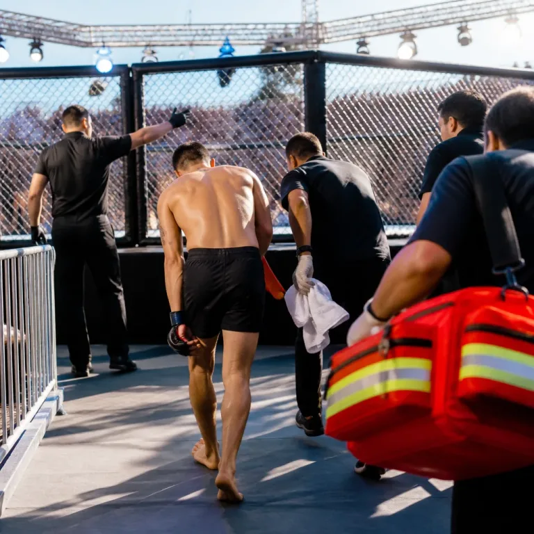 McGregor se lesiona a los tres segundos y el duelo contra Holloway termina de inmediato