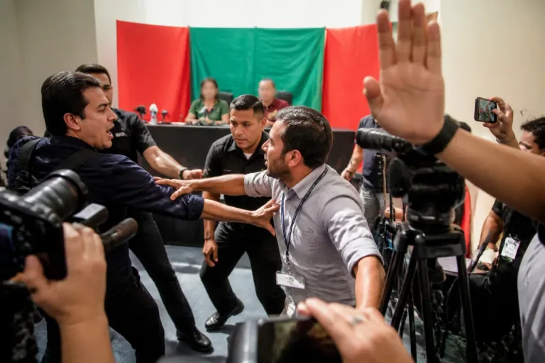 Pelea entre periodistas interrumpe conferencia de Marruecos antes del duelo con Francia