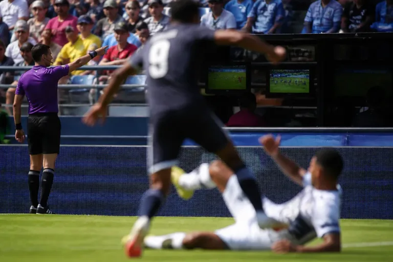 Penal polémico a favor de Francia: nueva cámara muestra que Mbappé buscó el contacto dentro del área