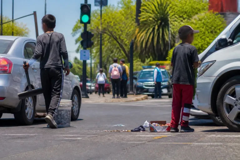 Irapuato: menores trabajan en semáforos durante vacaciones para ayudar en casa