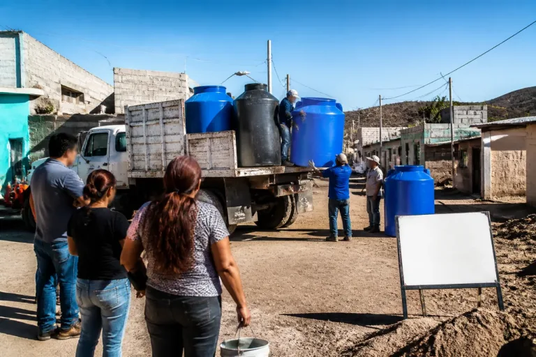 JMAS entrega tinacos a comunidades tarahumaras en Chihuahua para enfrentar la temporada de calor