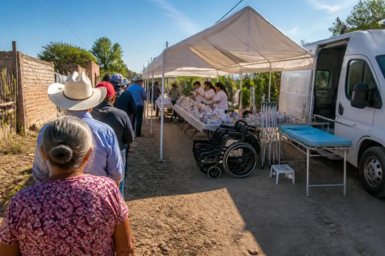 Lerdo acerca brigada de salud y apoyos a adultos mayores del ejido Graseros