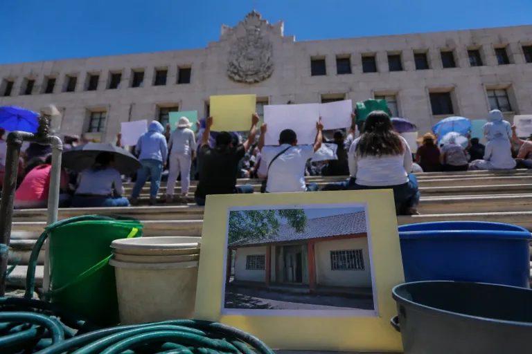 Maestros de Xochihuehuetlán protestan en Chilpancingo por falta de agua y luz en primaria
