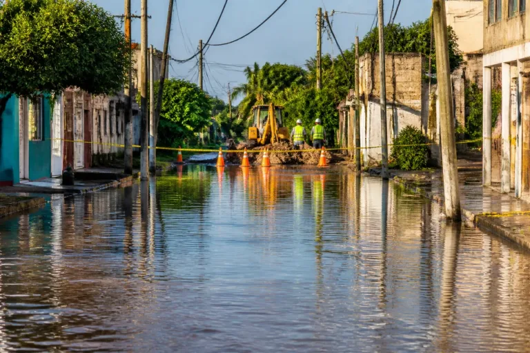 Mazatlán: primeras lluvias dejan apagones en seis colonias y alertan por arroyos