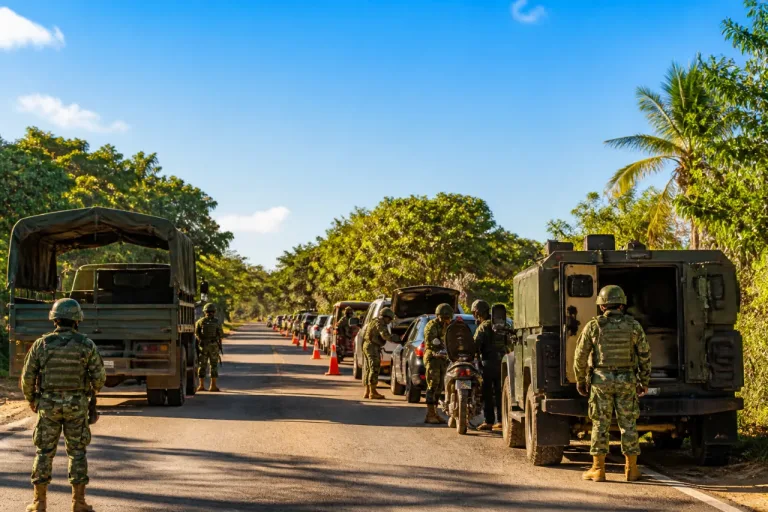 Militares instalan filtro sorpresa en la Calkiní–Dzitbalché; revisan vehículos durante la madrugada
