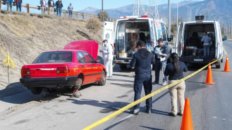 Muere conductor de taxi por aplicación en Escobedo mientras cambiaba una llanta