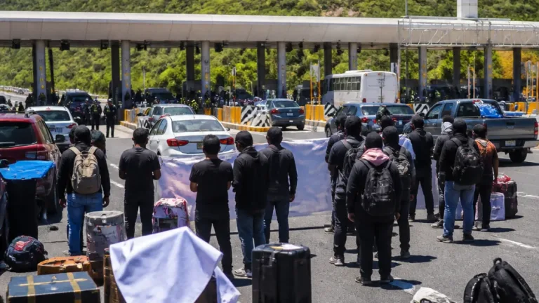 Normalistas bloquean Autopista del Sol y toman caseta en Chilpancingo