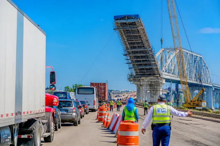 Obras en el Puente Coatzacoalcos I provocan caos vial y filas de vehículos