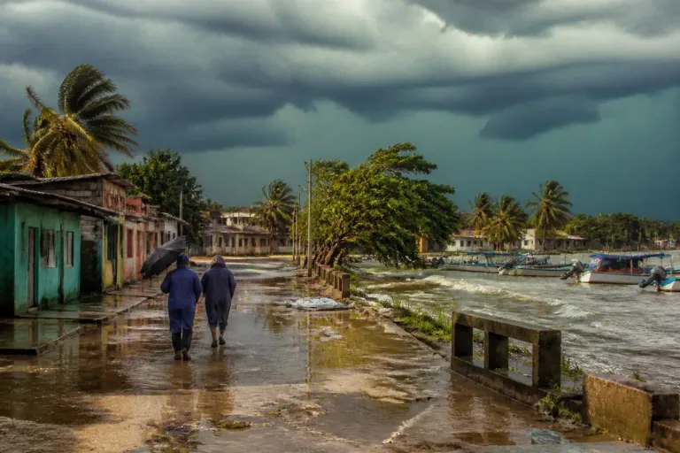 Onda tropical 17 eleva probabilidad de lluvias fuertes y rachas en Tabasco