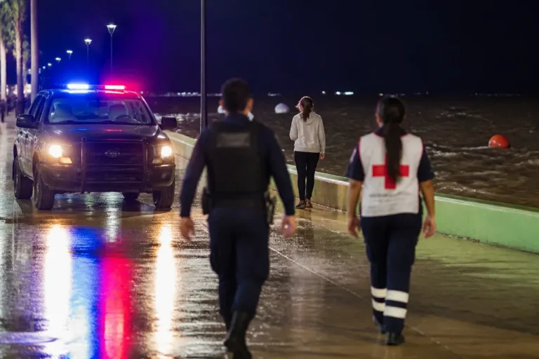 Operativo en Ciudad del Carmen evita riesgo a menor en crisis en Playa Norte