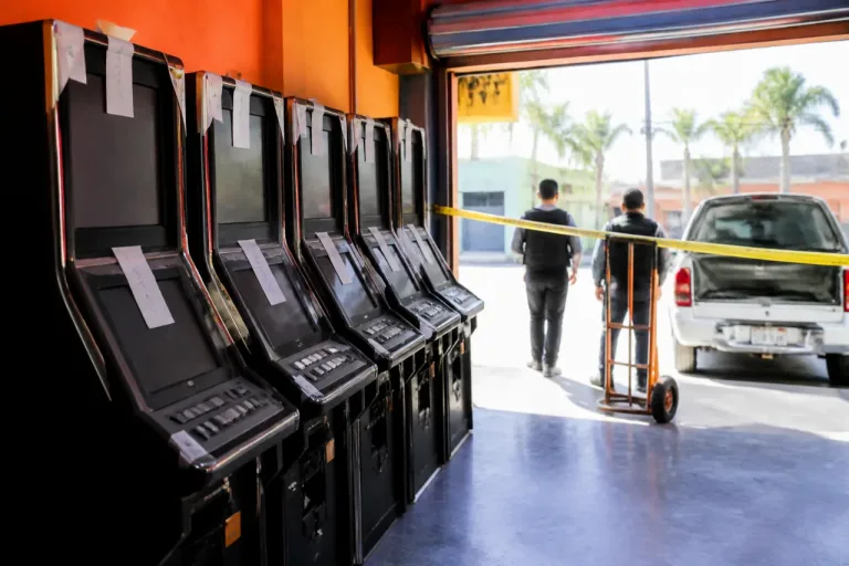 Operativo en Lázaro Cárdenas: aseguran 45 tragamonedas en cinco cateos