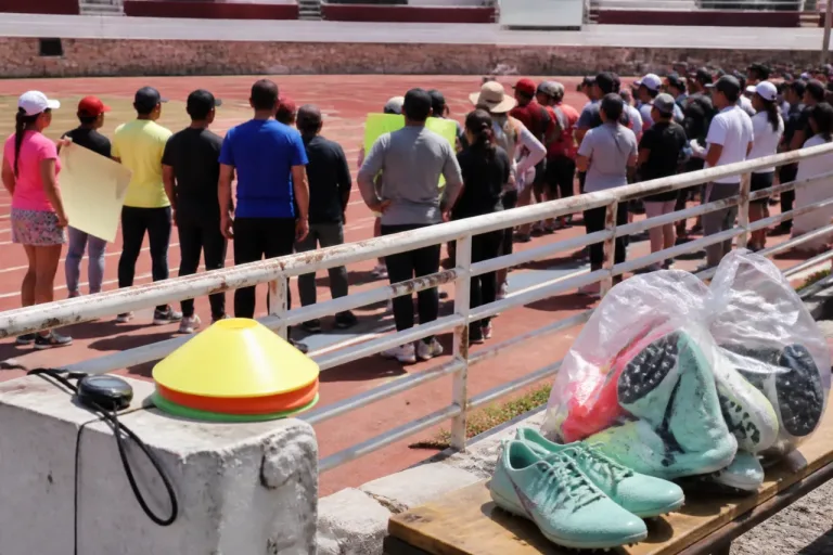 Padres y atletas de Chilpancingo protestan por restricción en la pista de tartán