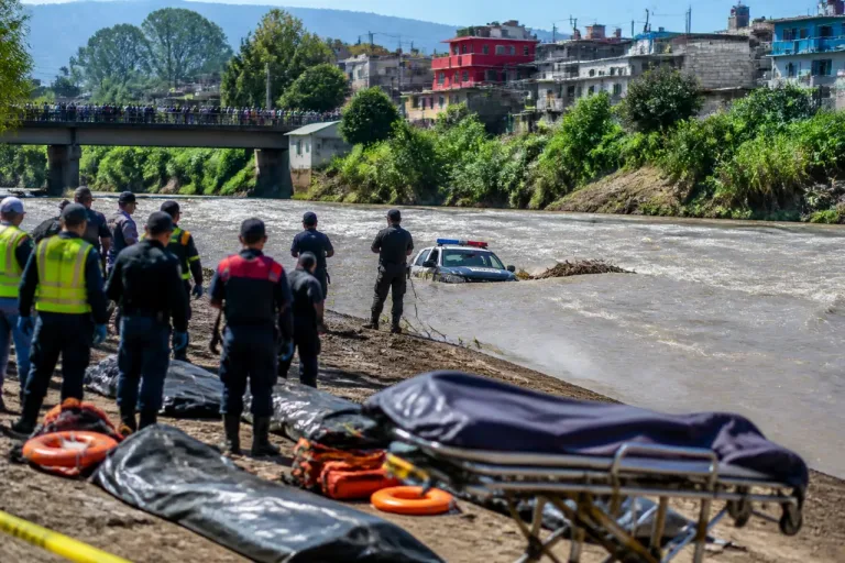 Patrulla arrastrada por el Atoyac deja cuatro muertos en Ocoyucan durante labores de auxilio