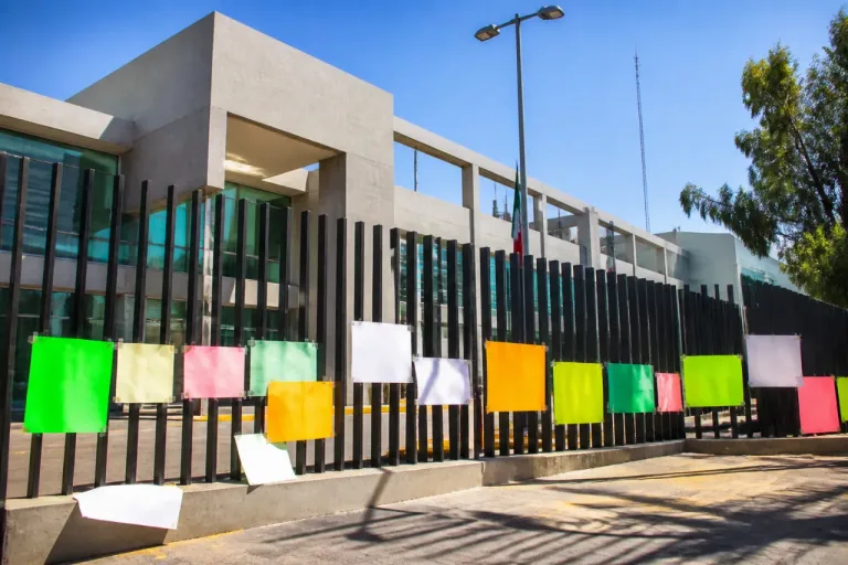 Protesta en Fiscalía de Ecatepec por presunta fabricación de delitos y rezago en justicia