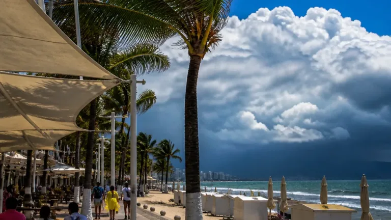 Puerto Vallarta: jornada calurosa con probabilidad de tormentas por la tarde