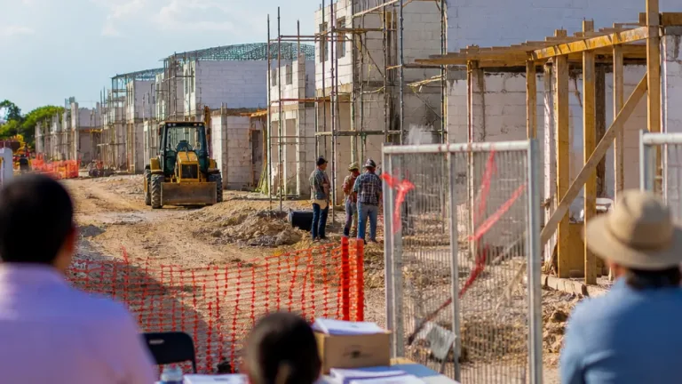 Retoman obra de 303 Viviendas del Bienestar en El Tamarindo; liberan sellos de suspensión