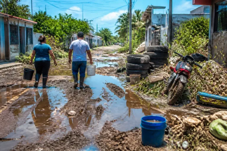 Riesgo de dengue en Campeche: colonia Héroe de Nacozari vive 37 años entre lodo y agua estancada