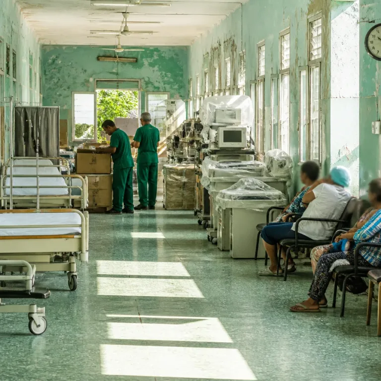 Colapso en la atención: fallas tecnológicas y personal elevan la crisis en la salud pública cubana