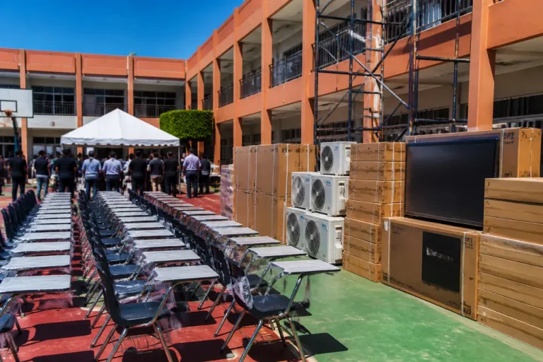 Santa Catarina entrega apoyos a más de 40 escuelas para mejorar infraestructura educativa