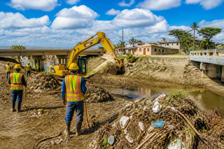 Seduma realiza saneamiento del río San Marcos en Ciudad Victoria para prevenir inundaciones
