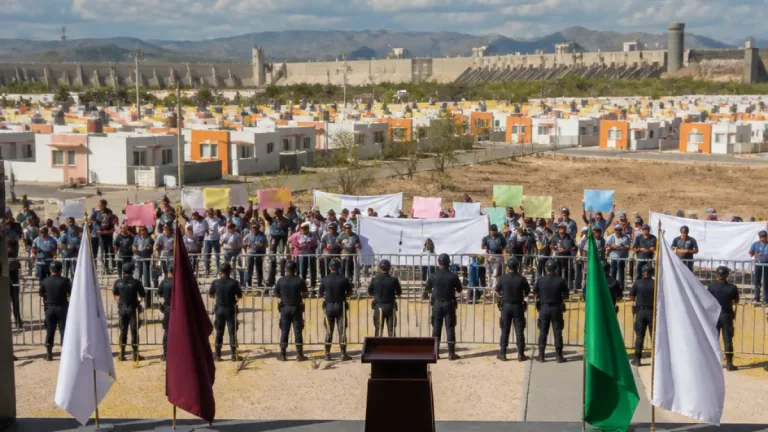 Sheinbaum y Villegas, acto público en Gómez Palacio marcado por entregas y protestas