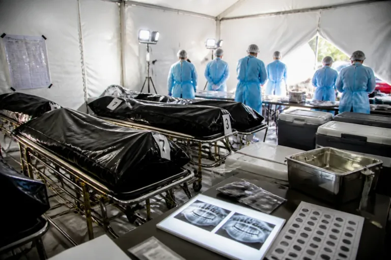 Avanza identificación forense de víctimas del sismo del 24 de junio: llamadas a familiares