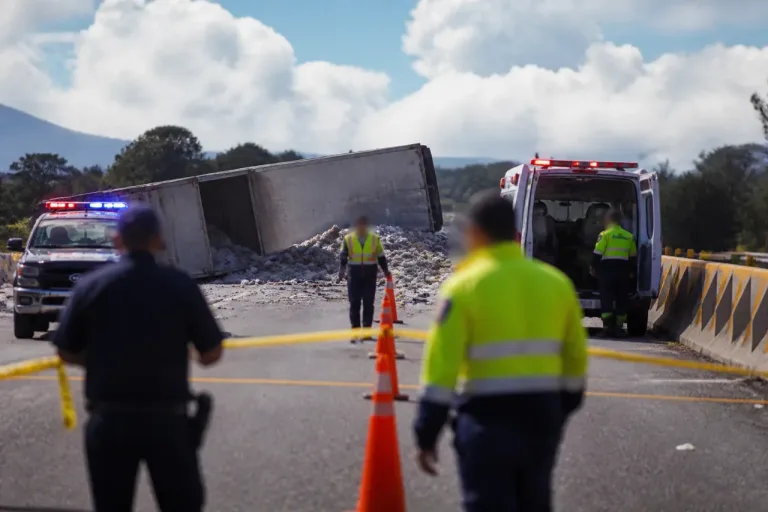 Volcadura en la Puebla–Orizaba deja un muerto y dos heridos; tránsito restringido en el km 141