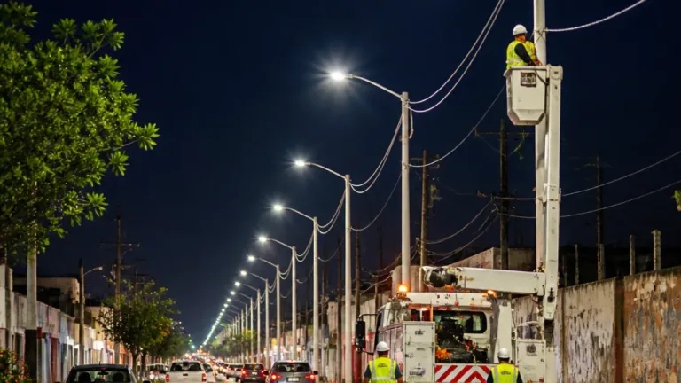 Torreón refuerza iluminación en avenida Venezuela para mejorar seguridad vial y peatonal