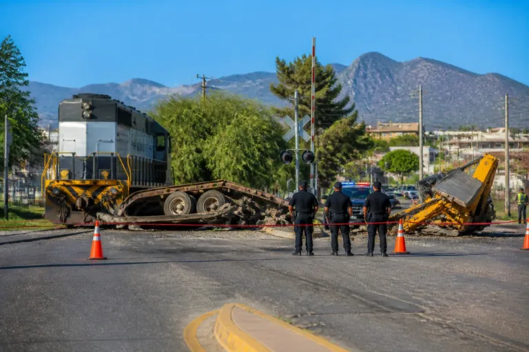 Tren embiste plataforma con retroexcavadora en Santa Catarina; sin heridos