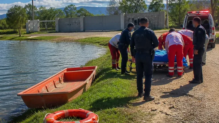 Turista de Querétaro muere tras rescate en la Laguna de la Media Luna, en Rioverde
