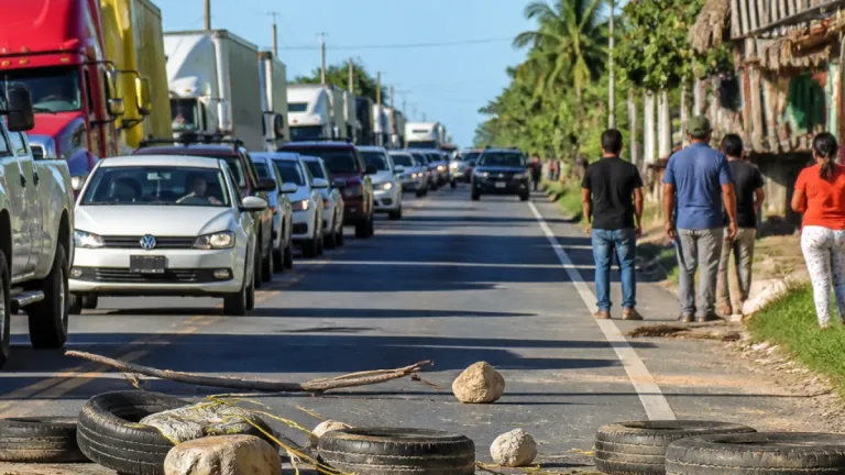 Vecinos de González bloquean la carretera Cárdenas–Villahermosa y exigen puente peatonal