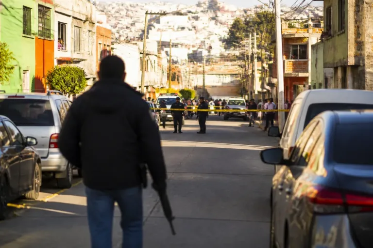 Vecinos de Pachuca reportan a hombre con metralleta en fraccionamiento La Colonia