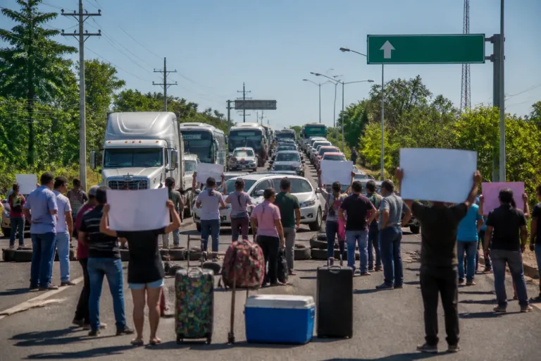 Villahermosa: vecinos bloquean la Villahermosa-Teapa por corte de energía de más de 12 horas