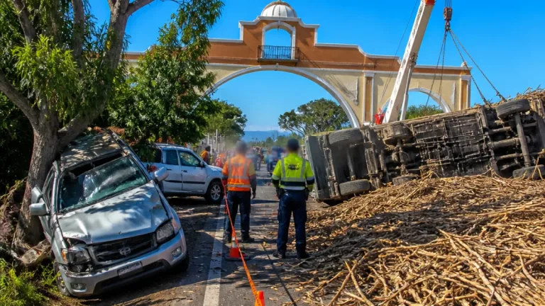 Volcadura de camión cañero en Xalisco deja una camioneta como pérdida total
